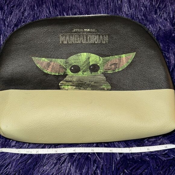Star Wars Mandalorian baby Yoda makeup pouch - Picture 8 of 9